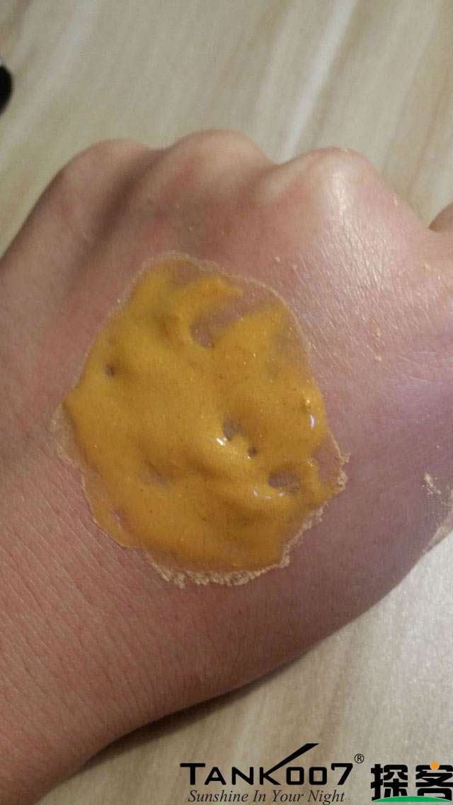 客戶買了紫光手電驗(yàn)熒光劑，先拿面膜大姨媽巾開刀 