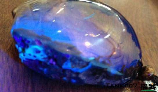 網(wǎng)上用紫光手電鑒定琥珀的帖子這么多，哪個是真假？