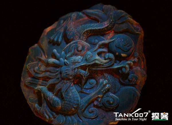 網(wǎng)上用紫光手電鑒定琥珀的帖子這么多，哪個是真假？