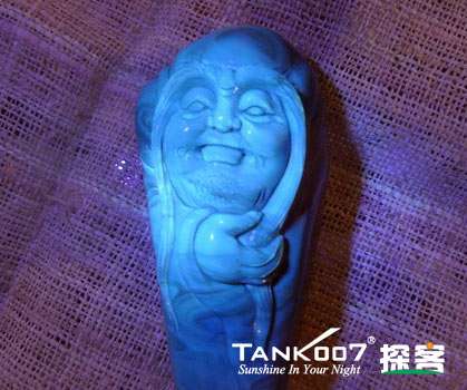 網(wǎng)上用紫光手電鑒定琥珀的帖子這么多，哪個是真假？