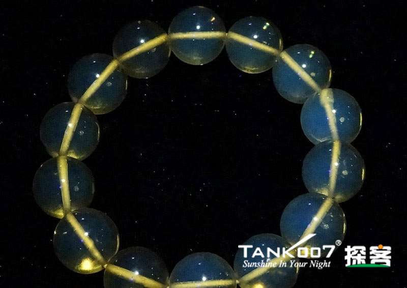 網(wǎng)上用紫光手電鑒定琥珀的帖子這么多，哪個是真假？