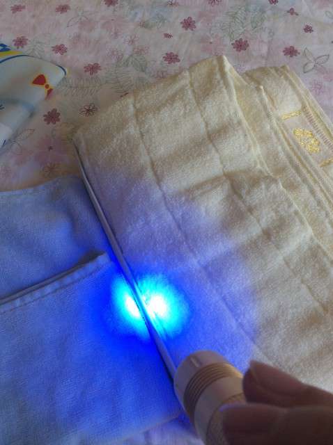  寶媽買(mǎi)了紫光手電，衣服上好多熒光劑，看的心慌害怕